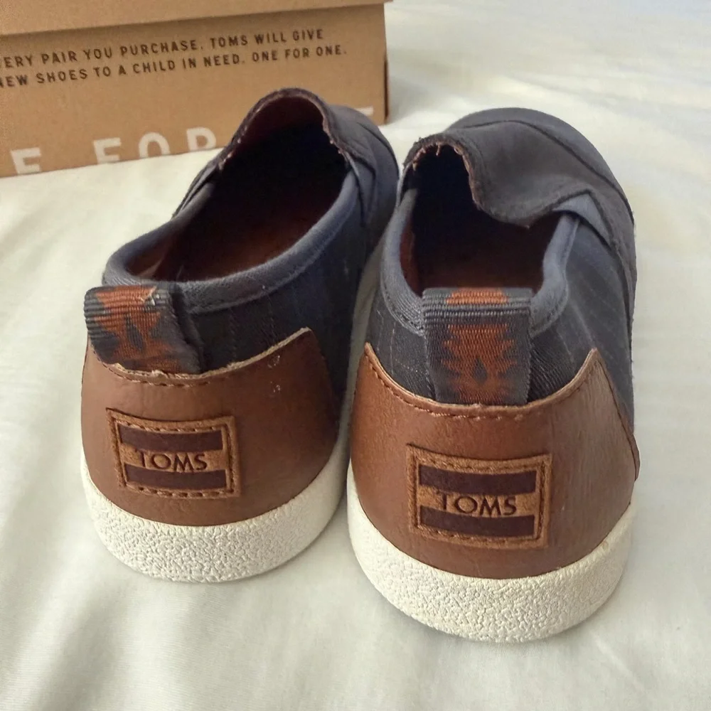 New TOMS  youth Avalon castle grey suede/plaid size 4.5